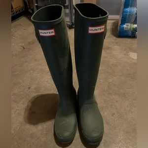 Forest green tall Hunter rain boots size 8